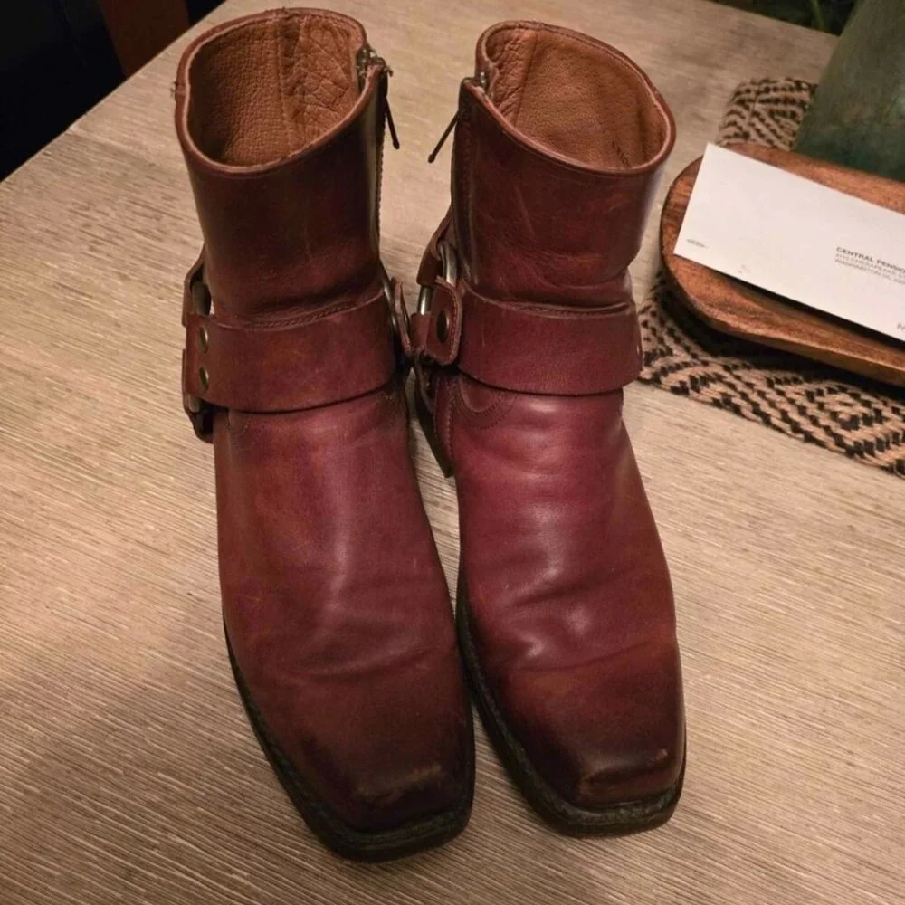 Size 6 Frye Brand leather boot w inside zipper - Picture 3 of 5